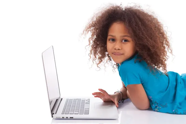 Dizüstü bilgisayar kullanan küçük Afrika Asya kız — Stok fotoğraf