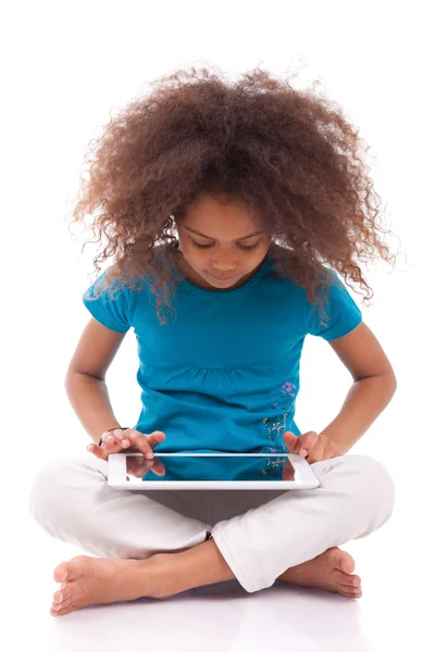 Piccolo africano asiatico ragazza utilizzando un tablet pc — Foto Stock
