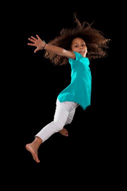 Genç Afro-Amerikan kız atlama portresi