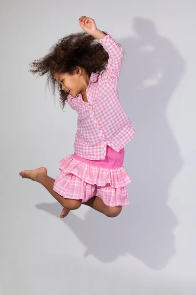 점프 하는 젊은 아프리카계 미국인 여자의 초상화 — 스톡 사진