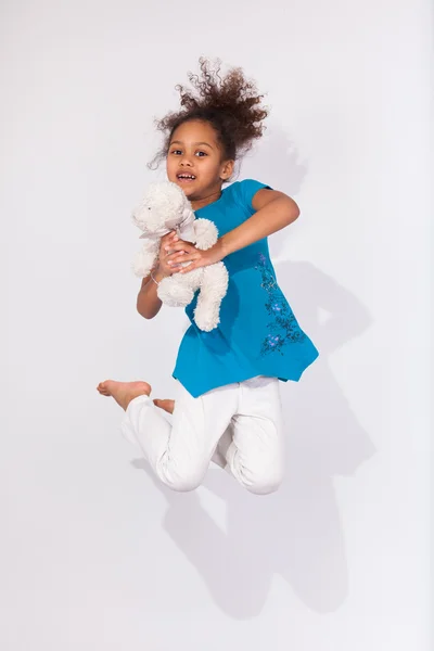 Retrato de una joven afroamericana saltando — Foto de Stock