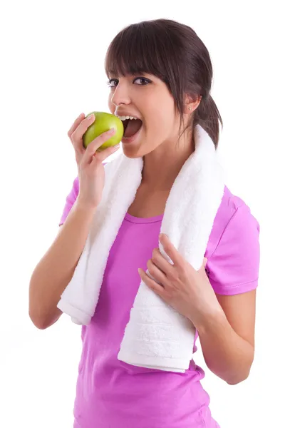 Jovem mulher caucasiana comendo uma maçã — Fotografia de Stock