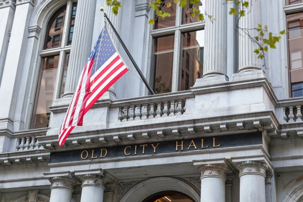 Freedom trail red line - Boston hold city hall — Stock Photo, Image