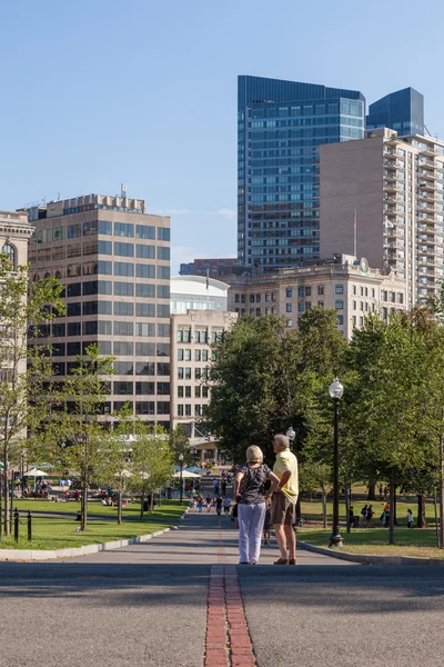 Freedom trail red line crossing common park in Boston — Stock Photo, Image