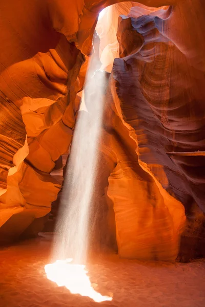 Světelný paprsek v antelope canyon v Arizoně — Stock fotografie