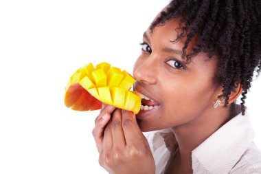 mutlu genç Afro-Amerikan kadın yemek taze mango siyah
