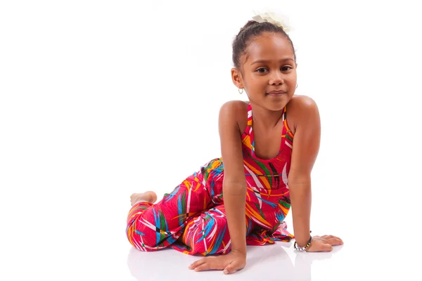 Bonito jovem africano ásia menina sentado no o chão — Fotografia de Stock