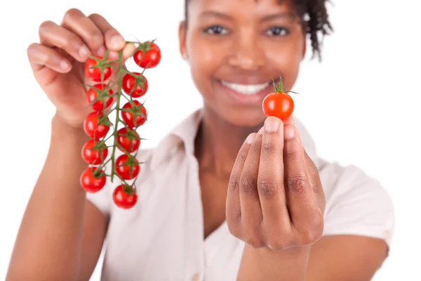 トマトを保持している若い幸せ黒人アフリカ系アメリカ人の女性 — ストック写真