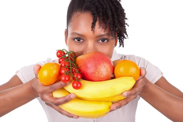 Jonge gelukkig zwarte Afrikaanse Amerikaanse vrouw met vers fruit — Stockfoto