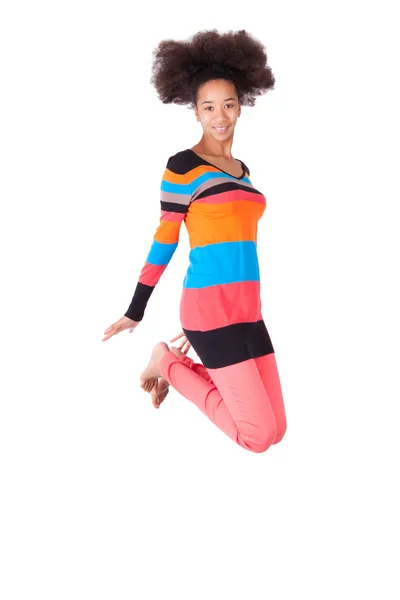 Zwarte Afro-Amerikaanse tiener meisje met een afro kapsel springen — Stockfoto
