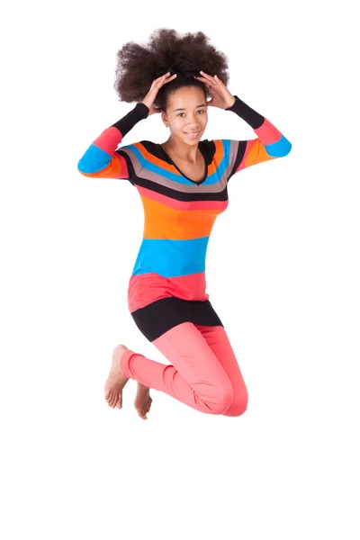 Zwarte Afro-Amerikaanse tiener meisje met een afro kapsel springen — Stockfoto