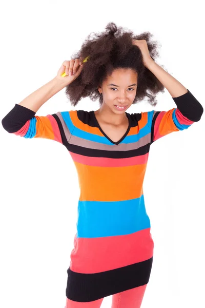 Черная афроамериканская девочка-подросток расчесывает свои афро-волосы — стоковое фото