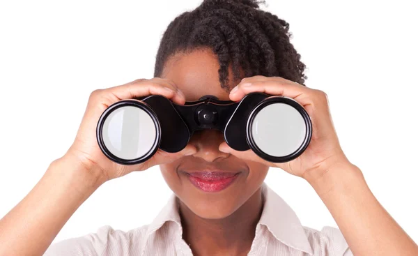 黑色的年轻非洲裔美国商业女人使用双筒望远镜 — 图库照片