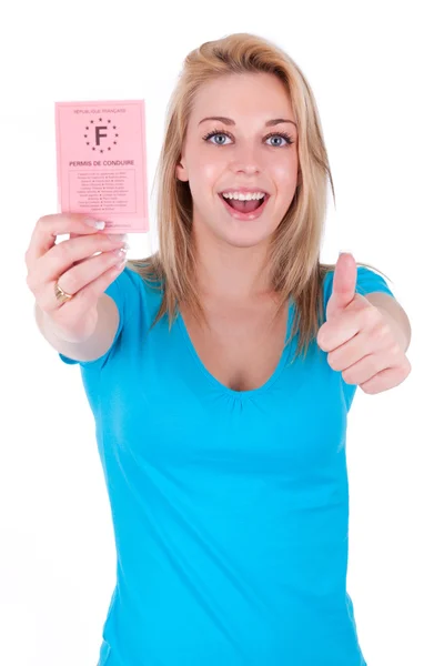 Menina adolescente caucasiana feliz mostrando sua carteira de motorista e mak — Fotografia de Stock