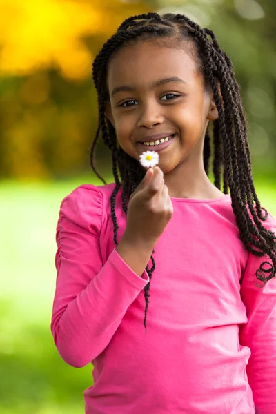 Portrait en plein air d'une jolie jeune fille noire - Africaine — Photo