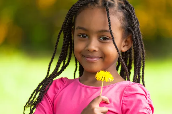 Outdoor portrait of a cute young black girl - African — Stock Photo, Image