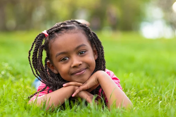 На улице портрет симпатичной молодой чернокожей девушки, улыбающейся - африканка. — стоковое фото
