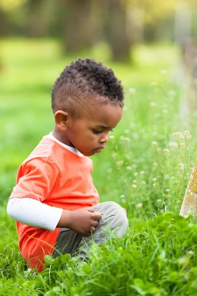 Retrato al aire libre de un lindo niño negro jugando outsi — Foto de Stock