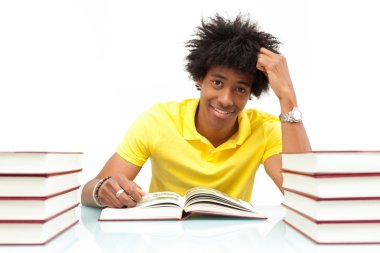 okuma kitapları - genç Afro-Amerikan öğrenci Afrika