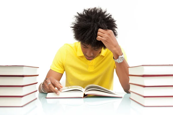 Jovem estudante afro-americano leitura de livros - Africano — Fotografia de Stock