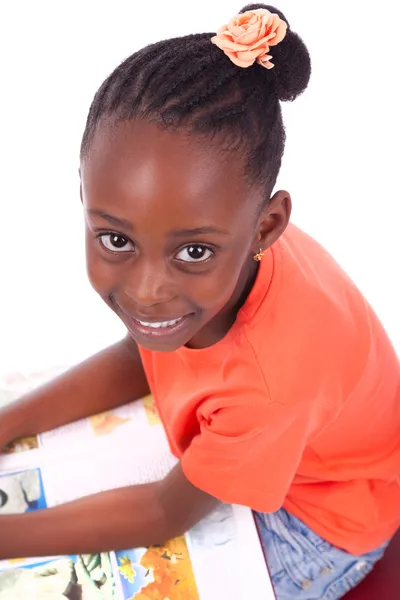 Bonito preto africano americano menina lendo um livro africano — Fotografia de Stock