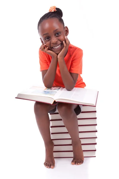 Schattig zwarte Afrikaanse Amerikaanse klein meisje het lezen van een boek - Afrikaanse — Stockfoto