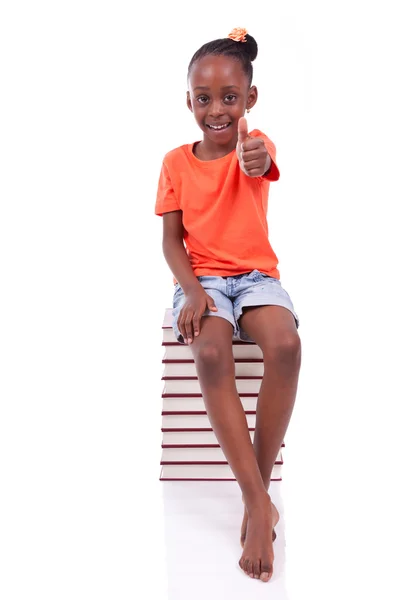 Lindo negro africano americano niña sentada en un stack de boo — Foto de Stock