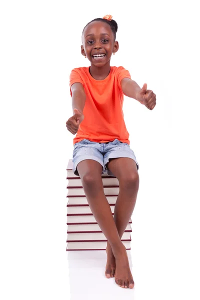 Bonito negro afro-americano menina sentada em uma pilha de boo — Fotografia de Stock