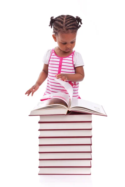 Bonito preto africano americano menina lendo um livro africano — Fotografia de Stock