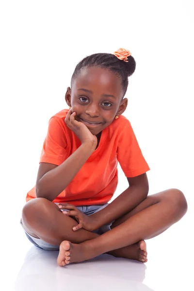 Bonito pouco afro americano menina sentado no chão preto c — Fotografia de Stock