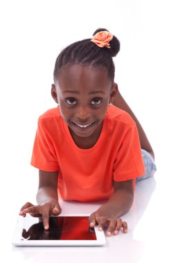 Küçük Afrikalı-Amerikalı kız tablet PC'yi kullanma