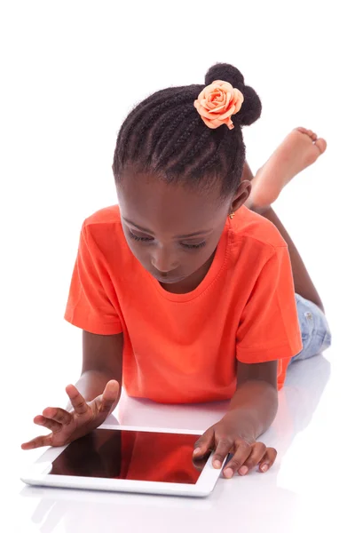 Küçük Afrikalı-Amerikalı kız tablet PC'yi kullanma — Stok fotoğraf