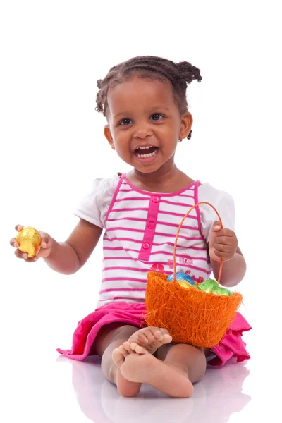 エステルのチョコレートの卵を保持しているアフリカのアジアの女の子 — ストック写真