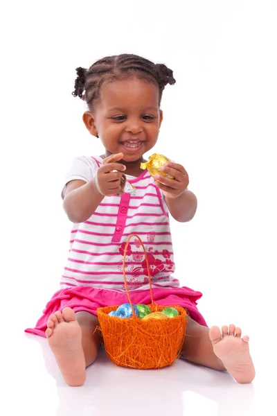 Africano asiático menina segurando chocolate éster ovo — Fotografia de Stock