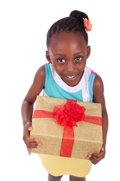 선물 상자를 들고 젊은 아프리카계 미국인 소녀 — 스톡 사진