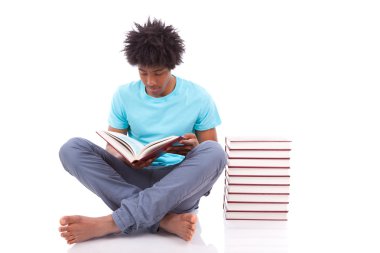bir kitap - Afrika genç siyah genç öğrenci adam