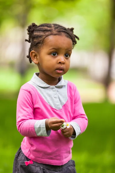 Al aire libre retrato de cerca de una linda niña negra - Af —  Fotos de Stock