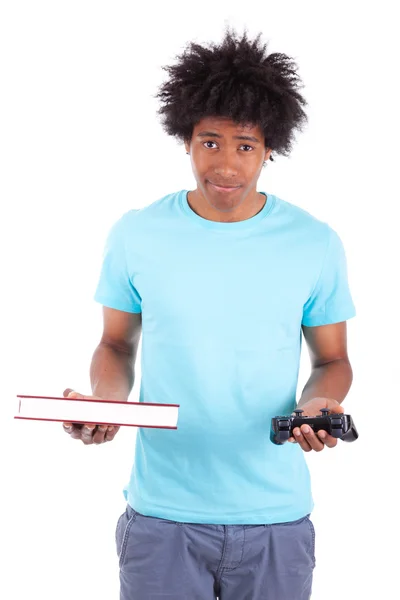 年轻的黑少女男子持一本的书和视频游戏控制 — 图库照片