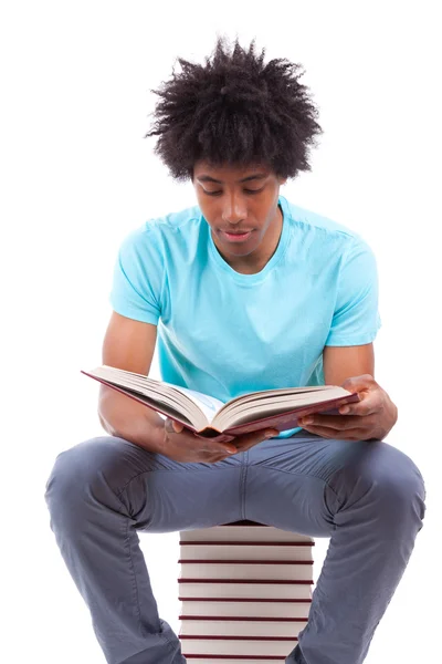 Jonge zwarte tiener student mannen het lezen van een boeken - Afrikaanse — Stockfoto