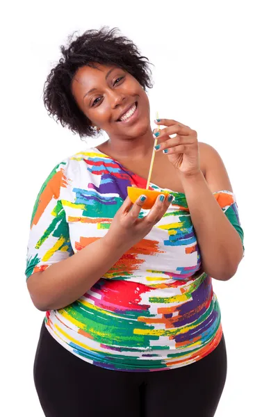 Sobrepeso jovem mulher negra bebendo suco de laranja - ervilha africana — Fotografia de Stock