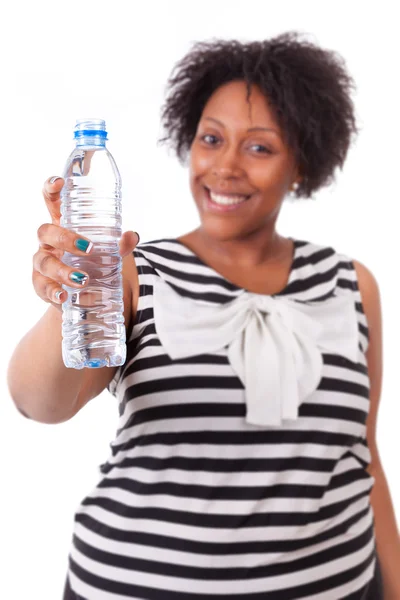 Mujer negra joven con sobrepeso sosteniendo una botella de agua - African p — Foto de Stock