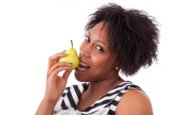 Sobrepeso jovem mulher negra comendo uma pêra - Africano — Fotografia de Stock