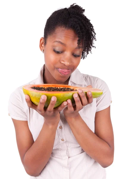 Junge glückliche schwarzafrikanische Amerikanerin hält frische Papaya in der Hand — Stockfoto