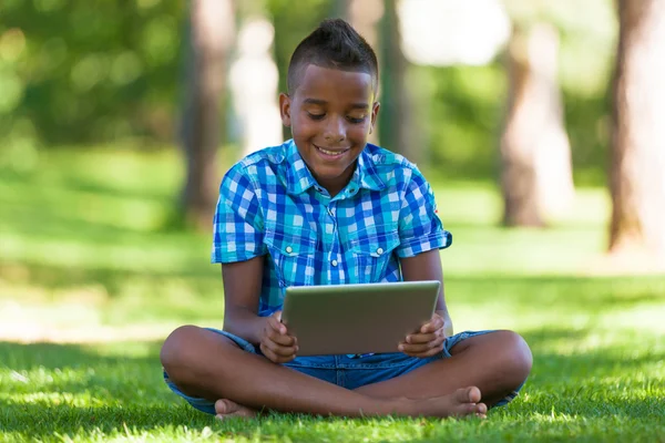 Outdoor Portret van student zwarte jongen met behulp van een tactiele tablet - een — Stockfoto