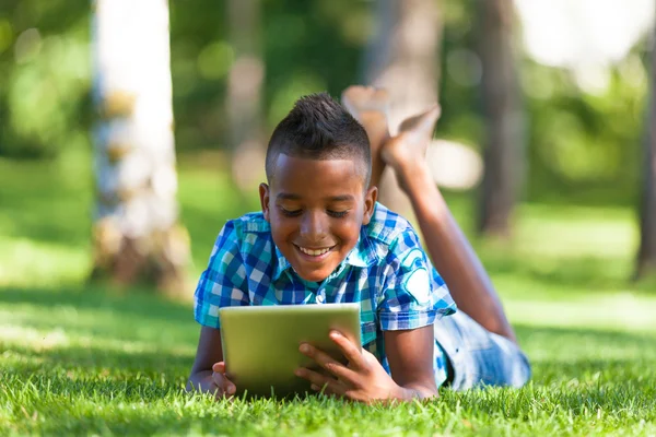 Öğrenci siyah çocuğun dokunsal tablet kullanma açık portre - a — Stok fotoğraf