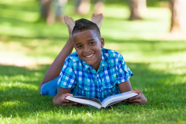 Retrato ao ar livre do estudante menino negro lendo um livro - Africano p — Fotografia de Stock