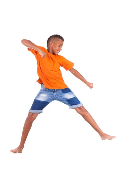 Retrato de un lindo adolescente negro saltando sobre fondo blanco —  Fotos de Stock