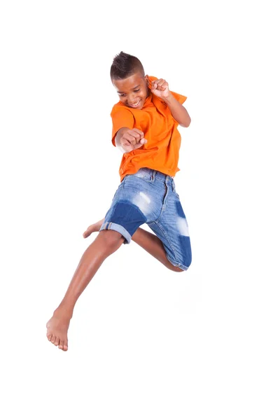 Porträt eines süßen schwarzen Teenagers, der über weißen Hintergrund springt — Stockfoto