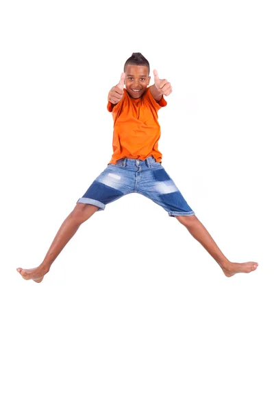Portrait d'un adolescent mignon garçon noir sautant par-dessus backgrou blanc — Photo