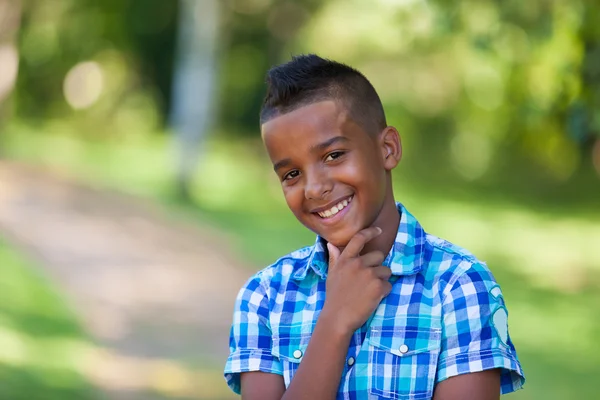 Outdoor Portret van een schattige tiener zwarte jongen - Afrikaanse mensen — Stockfoto